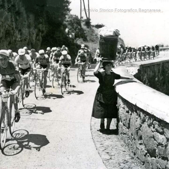 Bagnarota nel 1954 sulla statale 18 durante il giro d’Italia