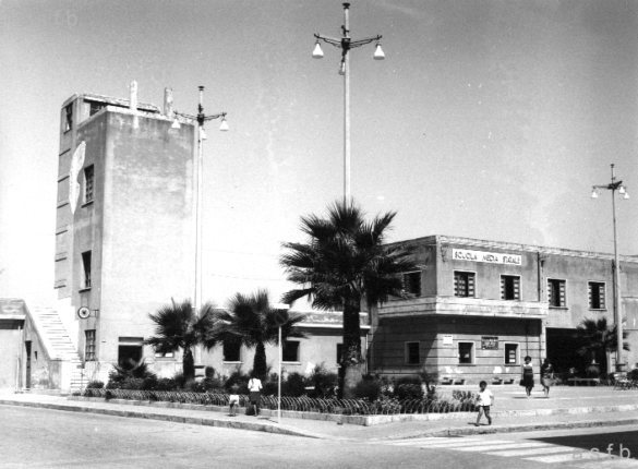 Quando le scuole medie erano locate in piazza g. matteotti, volgarmente chiamata "municipio" Foto anni 60.