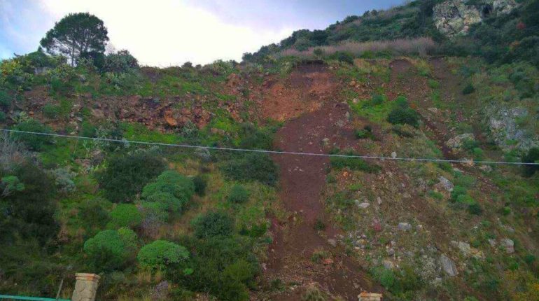 20 gennaio 2016

si stacca un masso dalla cava abbandonata a Cacilì

foto di Mimma Laurendi