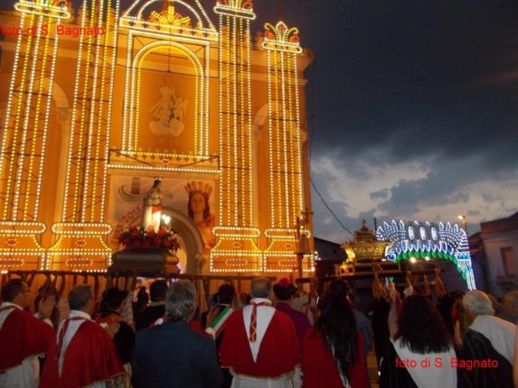 9 agosto 2013

Da Paternò (CT) a Bagnara Cal. arrivano le reliquie di Santa Barbara V.M. per festeggiare i 100 anni della Congrega.

Di Simone Bagnato