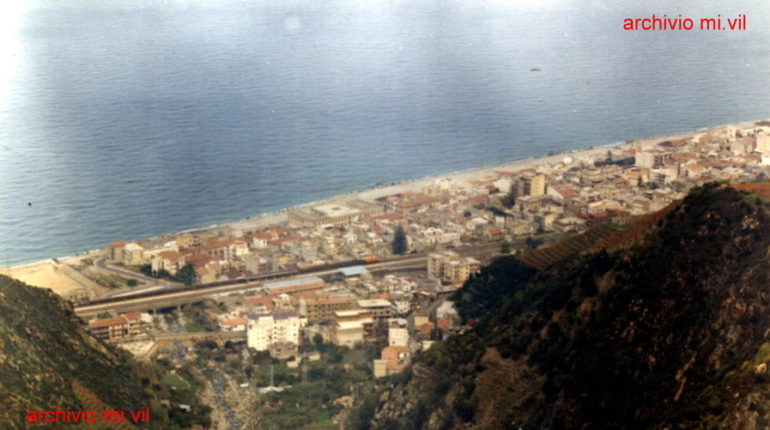 Il centro cittadino visto dal ponte autostradale sullo Sfalassà

 primi anni 80

archivio Mi.Vil.