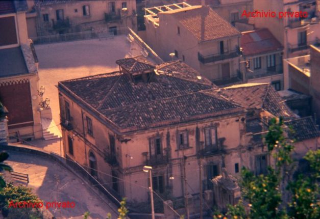 Due foto della piazzetta della chiesa del SS. Rosario

al tramonto alla fine degli anni ottanta