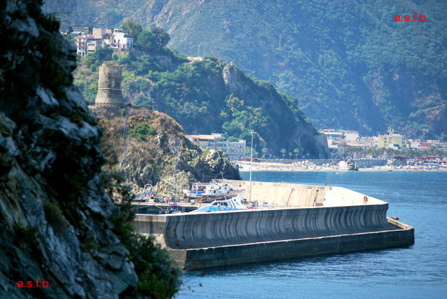 Il porto e la cittadina in una istantanea dalla costiera

agosto 2013