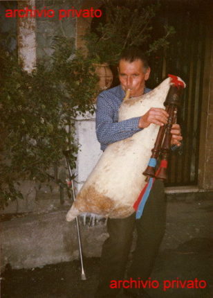 Il natale negli anni ottanta

Cumpari Peppi 'u zampognaru

(Solano)

foto archivio Mi.Vil.